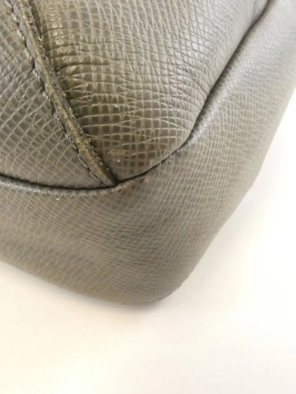 Louis Vuitton Taiga Avenue Sling Bag Gris